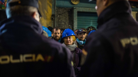 Policías antidisturbios llegan a la calle Argumosa de Madrid para ejecutar el desahucio de Josefa Santiago. -JAIRO VARGAS