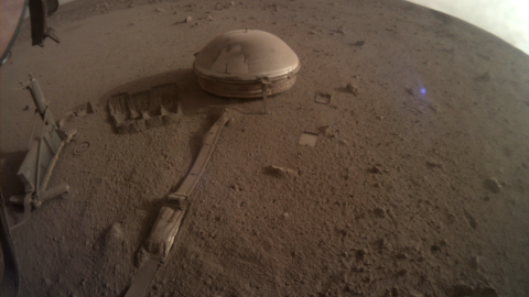 Imagen de la última fotografía tomada por InSight, el robot que se despide de Marte tras cuatro años de misión.