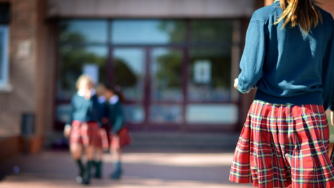 Unidos Podemos propone el fin de la falda obligatoria en el uniforme del colegio.