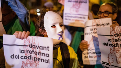 Un hombre participa en una manifestación para retirar los desórdenes agravados al reformar el Código Penal, frente a la Delegación del Gobierno, a 1 de diciembre de 2022, en Barcelona.