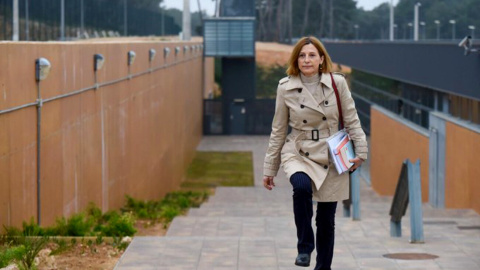 L'expresidenta del Parlament Carme Forcadell sortint caminant de la presó de Mas d'Enric el 17 de febrer de 2020.