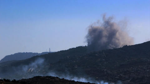 El humo de los bombardeos transfronterizos se eleva sobre las zonas de las aldeas de Kfar Kila y Adisseh, en la frontera sur del Líbano.