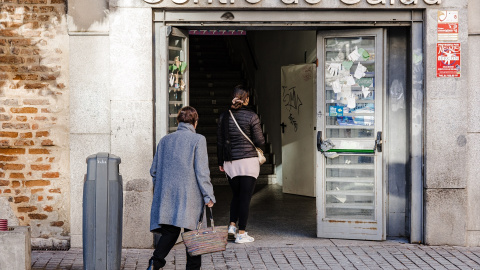 Dos personas entran al Centro de Salud de Lavapiés, a 5 de enero de 2024, en Madrid.