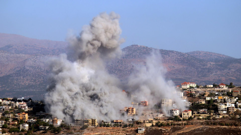 03/10/2024.- Columna de humo tras un ataque aéreo israelí sobre la villa de Khiam, cerca de la frontera con Israel en el Sur del Líbano.