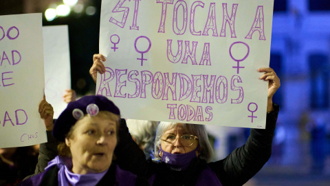 Una mujer sostiene una pancarta durante una manifestación contra las violencias machistas el pasado 25 de noviembre en Santander.