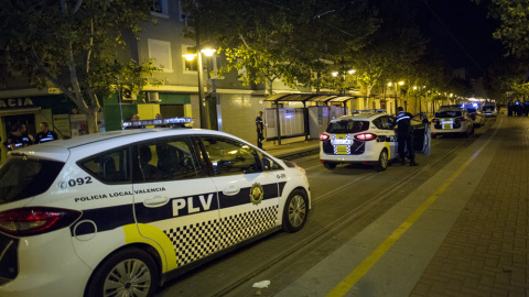 Una decenas de unidades de la Policía local valenciana junto al local del centro cultural camerunés. EVA MÁÑEZ