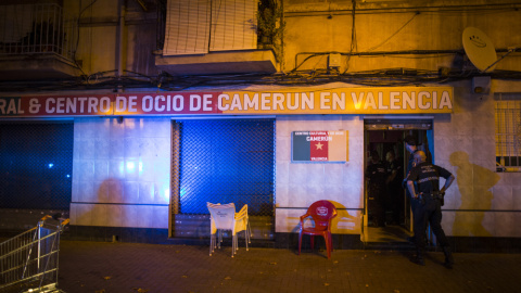 Agentes de la Policía Local de Valencia, en el local del centro cultural camerunés. EVA MÁÑEZ