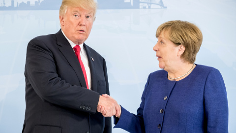 La canciller alemana Angela Merkel estrecha la mano del presidente de EEUU, Donald Trump, al inicio de la cumbre del   G-20 en Hamburgo. REUTERS/Michael Kappeler