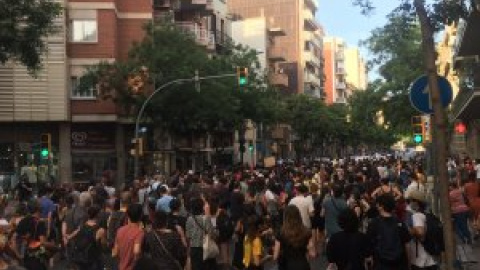 Un miler de persones es manifesten a Sants per condemnar la mort del veí que anava a ser desnonat