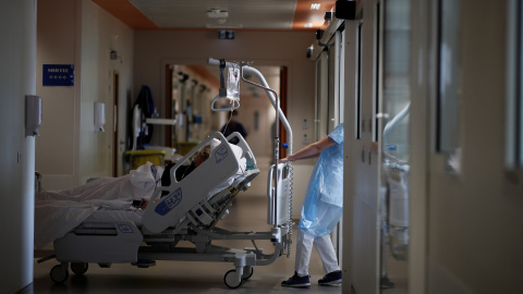 Una enfermera asiste a una paciente de covid en un hospital cerca de París