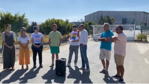 Foto cedida de frente a la empresa donde Iván Redondo (cuarto por la izquierda) sufrió las vejaciones homófobas por parte de sus compañeros.