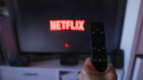 14/10/2022 Un usuario se conecta a la plataforma Netflix en Madrid