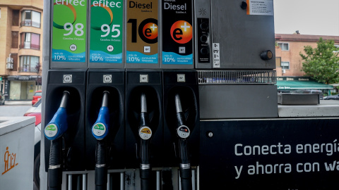 Foto de archivo del surtidor de una gasolinera, a 7 de junio de 2024, en Madrid.