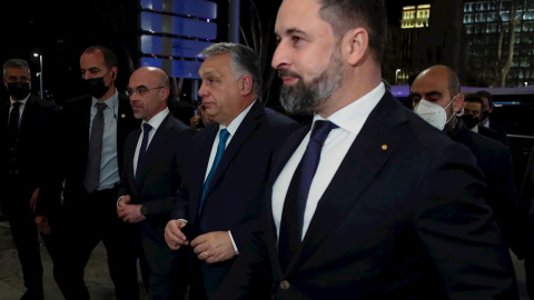 El primer ministro de Hungría, Viktor Orban (2d), es recibido por el líder de Vox, Santiago Abascal (d), el viernes 28 de enero en Madrid.