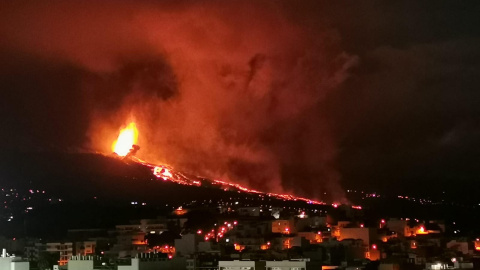 Imagen nocturna del volcán Cumbre Vieja de la isla canaria de La Palma.