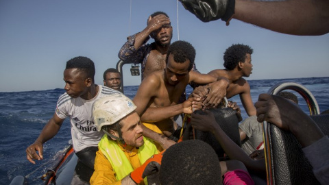 Un grupo de personas es rescatada en frente a las costas de Libia por miembros de la ONG Sea-Watch.- AFP/ Alessio Paduano