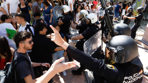 Agentes de Policía Nacional junto a los manifestantes durante una huelga estudiantil convocada por los alumnos de 2º de Bachillerato de la Región de Murcia, a 4 de octubre de 2024