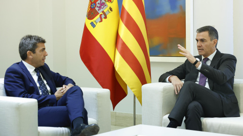 El presidente del Gobierno, Pedro Sánchez (d), durante la reunión mantenida este viernes en Moncloa con el president de la Generalitat, Carlos Mazón (i).