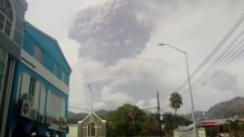 Evacuadas miles de personas en San Vicente y Granadinas tras entrar en erupción el volcán La Soufrière