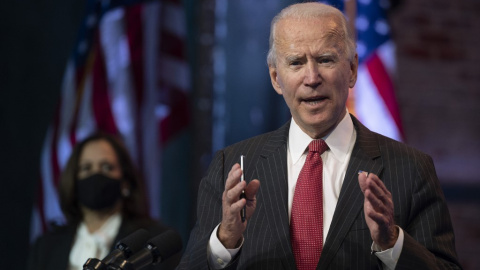 El presidente electo de EE.UU., Joe Biden, habla después de una reunión con gobernadores en Wilmington.