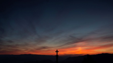 Silueta de un "cruceiro" durante la puesta de sol en la ciudad gallega de Ourense.