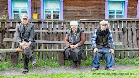 Gente mayor en Zelena Polyana, que se encuentra a poco más de 50 km de Chernóbil. / FERRAN BARBER