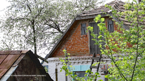 Casas abandonadas y reocupadas en Zelena Polyana. / FERRAN BARBER