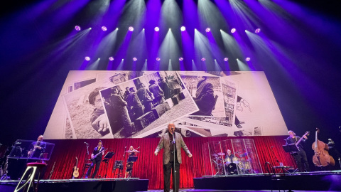 Joan Manuel Serrat dalt de l'escenari del Palau Sant Jordi.