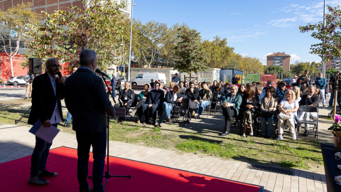 L'alcalde Jaume Collboni lliura les claus d'una vintena d'habitatges de lloguer social.