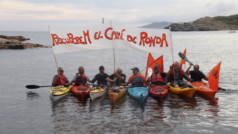 Protesta per recuperar el lliure accés al camí de ronda a Port Joan, Colera.