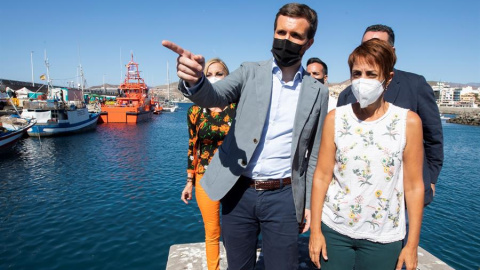 El presidente del Partido Popular, Pablo Casado, que este sábado se ha acercado el muelle de Arguineguín, donde hay 860 inmigrantes, ha acusado al Gobierno español del colapso migratorio que se produce en Canarias, y ha criticado que se pase "del Open 