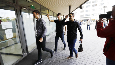 Els tres estudiants de la UAB acusats d'estripar una bandera espanyola, entrant als Jutjats de Sabadell el 8 d'octubre de 2019.