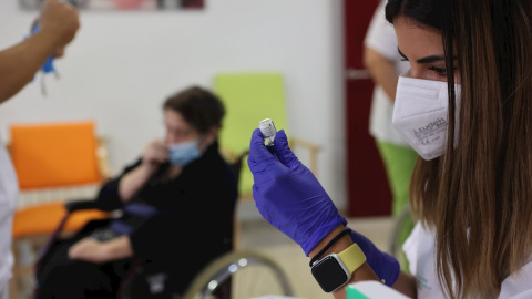 Miembros del Servicio Extremeño de Salud (SES) inician la campaña para inocular la tercera dosis de la vacuna anticovid a los residentes de la residencia de Mayores Nuestra Señora de Perales De Arroyo de San Serán en Badajoz.