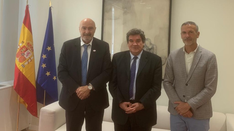 José María Torres, president de CONPYMES; José Luis Escrivá, ministre d'Inclusió, Seguretat Social i Migracions, i Juan José Gil, secretari general de CONPYMES, durant una reunió per analitzar el tema de la representatitvitat de la petita i mitjana