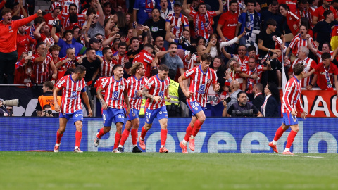 Los jugadores del Atlético celebran el gol de Ángel Correa ante el Real Madrid en el polémico derbi madrileño en el Civitas Metropolitano.