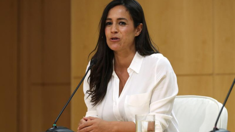 La vicelacaldesa de Madrid, Begoña Villacís, durante la rueda de prensa que ha ofrecido este lunes junto al alcalde, José Luis Martínez-Almeida, tras la primera reunión de la Junta de Gobierno del Ayuntamiento. EFE/J.J. Guillén