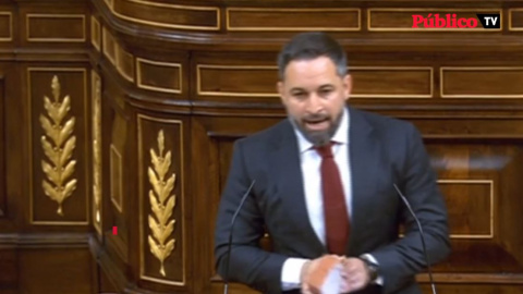 Abascal lleva un adoquín al Congreso y Errejón le responde: "Enseñar adoquines no trae nada bueno"