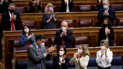 14/04/2021.- El presidente del Gobierno, Pedro Sánchez (i) es aplaudido por la bancada socialista y los miembros del Gobierno tras su intervención este miércoles al Congreso donde ha defendido el Plan de Recuperación, Transformación y Resiliencia de 