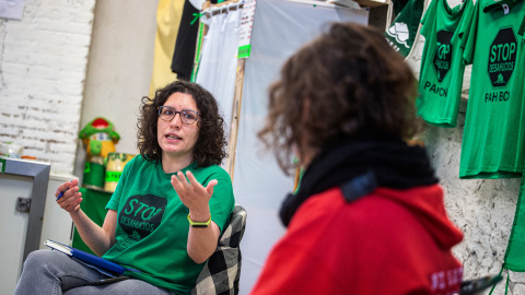 Lucía Delgado i Maria Campuzano (d'esquenes) a la seu de la PAH Barcelona, durant l'entrevista amb 'El Quinze'.