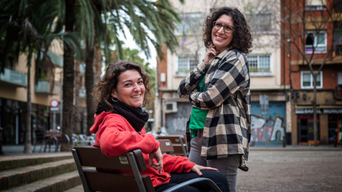 Maria Campuzano, portaveu de l'APE, i Lucía Delgado, portaveu de la PAH Barcelona, al barri d'Hostafrancs, a Barcelona.