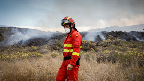 Un bombero en las inmediaciones del núcleo urbano de Todoque, momentos antes de la aproximación de la lava del volcán de La Palma, a 21 de septiembre de 2021.