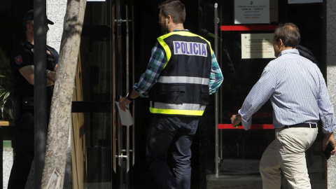 03/07/2018.- Agentes policiales a su llegada hoy al Ayuntamiento madrileño de Torrelodones. Agentes policiales prevén registrar durante la jornada de hoy 22 ayuntamientos de distintos puntos de España y pedir documentación a otros 18, en una operació