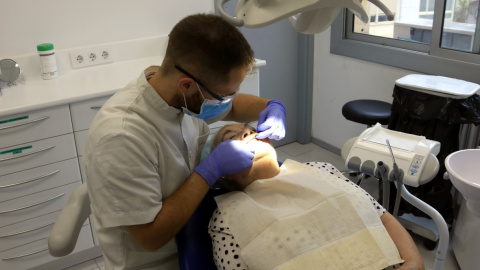 10/10/2019 - Un dentista a Barcelona, en una imatge d'arxiu.