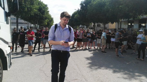 Un licitador es fa enrere davant les mobilitzacions de la plataforma Aturem la Subhasta a Hospitalet de Llobregat, on la Generalitat sorteja 47 immobles. @StopSubhasta