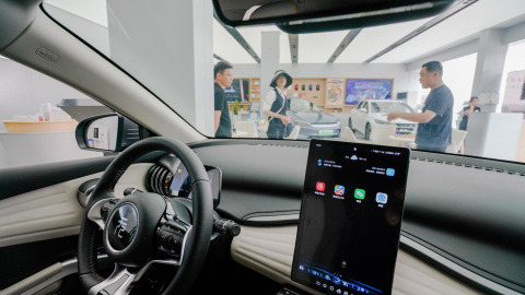 Personas observan un coche eléctrico de BYD en una sala de exposición de BYD en Beijing, China, 04 de julio de 2024.