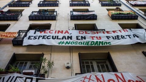 Pancartas en el bloque de viviendas de la calle Argumosa, 11, en el barrio de Lavapiés de Madrid.- JAIRO VARGAS