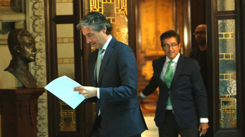 El ministro de Fomento, Íñigo de la Serna, se dirige a la rueda de prensa que ha ofrecido en Barcelona tras la reunión del Comité de Crisis por la huelga en el Aeropuerto de Barcelona-El Prat. EFE/Toni Albir