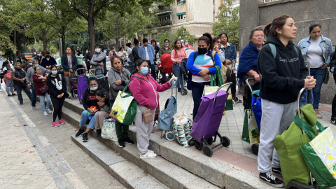 Las colas del hambre en Madrid se extienden a raíz de la subida de precios.