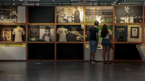 Visitantes en el museo dedicado a Pelé en la ciudad brasileña de Santos, en el estado de Sao Paulo. E.P./dpa/Suamy Beydoun