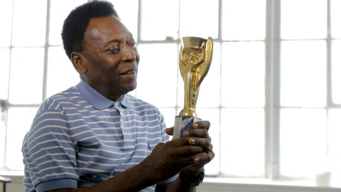 Pele posa con el trofeo del Mundial de Fútbol de 1958 durante una entrevista en Nuedva York en abril de 26. REUTERS/Lucas Jackson